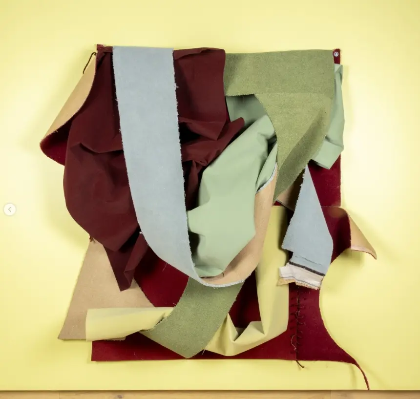 Kirsty-Lillico.-Butter-my-muffin.-2025.-Maroon-and-green-one-carpet-synthetic-felt-dyed-rope